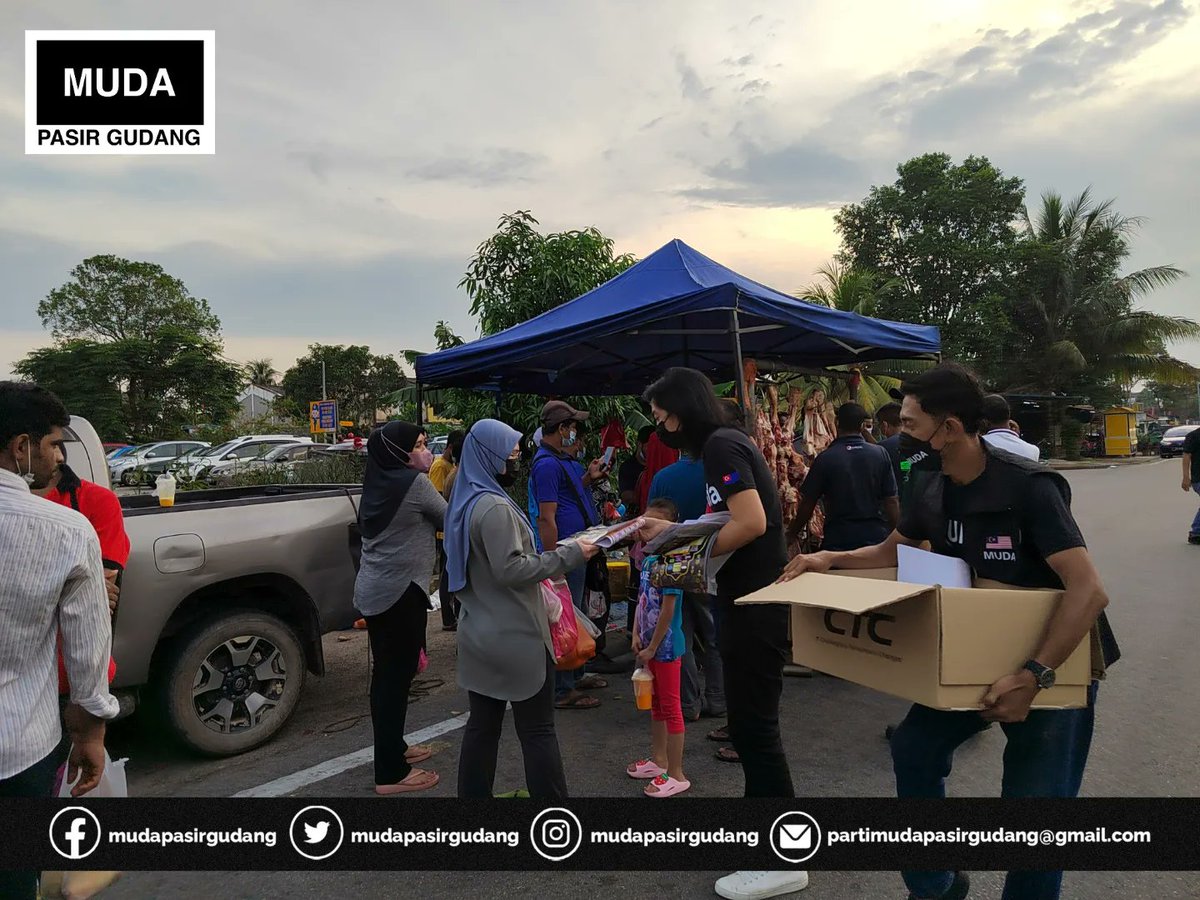 MudaPG's tweet photo. MUDA Parlimen Pasir Gudang telah mengedarkan kurma dan takwim Ramadan kepada pengunjung dan peniaga di Pasar Malam Taman Air Biru, Pasir Gudang pada sebelah petang tadi. 

Selamat menyambut kedatangan Ramadan Al-Mubarak kepada seluruh umat Islam di Malaysia. https://t.co/PLfCAxZFh3
