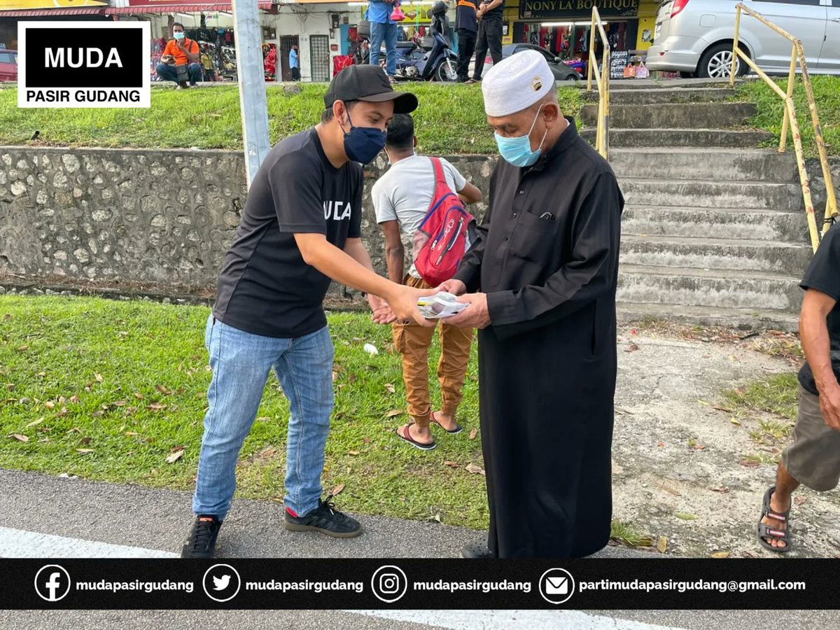 MudaPG's tweet photo. MUDA Parlimen Pasir Gudang telah mengedarkan kurma dan takwim Ramadan kepada pengunjung dan peniaga di Pasar Malam Taman Air Biru, Pasir Gudang pada sebelah petang tadi. 

Selamat menyambut kedatangan Ramadan Al-Mubarak kepada seluruh umat Islam di Malaysia. https://t.co/PLfCAxZFh3