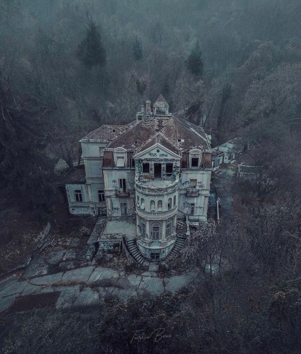 UrbanExplorerrr's tweet photo. An abandoned psychiatry. https://t.co/vIcbzzDXct