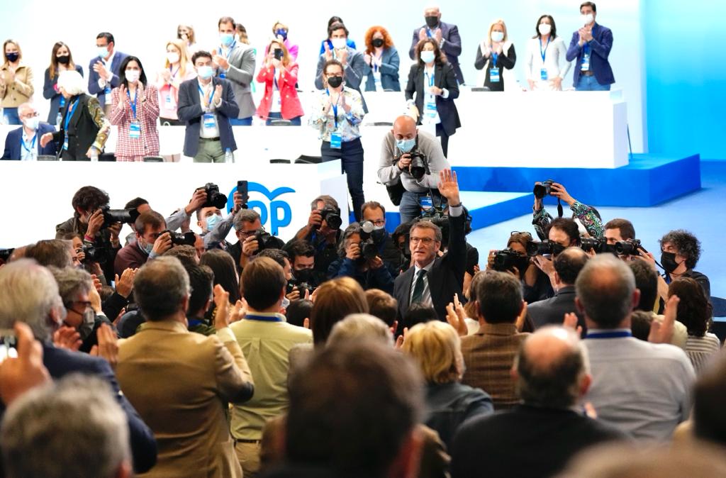 NunezFeijoo's tweet photo. El PP se ha construido ensanchándose y sumando a muchos ciudadanos. Estoy ilusionado porque sé que podemos ofrecer un Gobierno, una política y una España mejor para todos los españoles.

Hay hambre de cambio y ese cambio ya se ha iniciado.

En @populares estamos #Preparados https://t.co/ZPeL7pkkF0