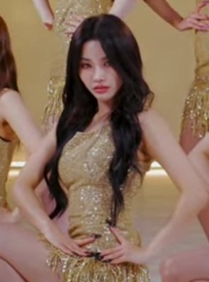 jingeurideul's tweet image. soyeon is hella gorgeous in that fit plus her hair, oh lord