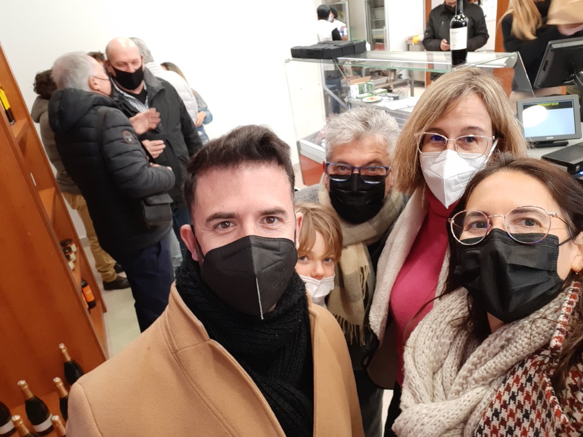 ginapol's tweet photo. Matí de nous establiments alimentaris a #masllui #santjust amb el restaurant #Espai14 i la #Rostisserie. I parades al mercat amb botigues com #Bambuques #7DosConceptStore  #TijeraNaranjas. I @AAVVMasLluiStJt sempre present.
Molta activitat! 👏
@DonaiEmpresaSJ #desverncomerç https://t.co/ML9OgyJwF0
