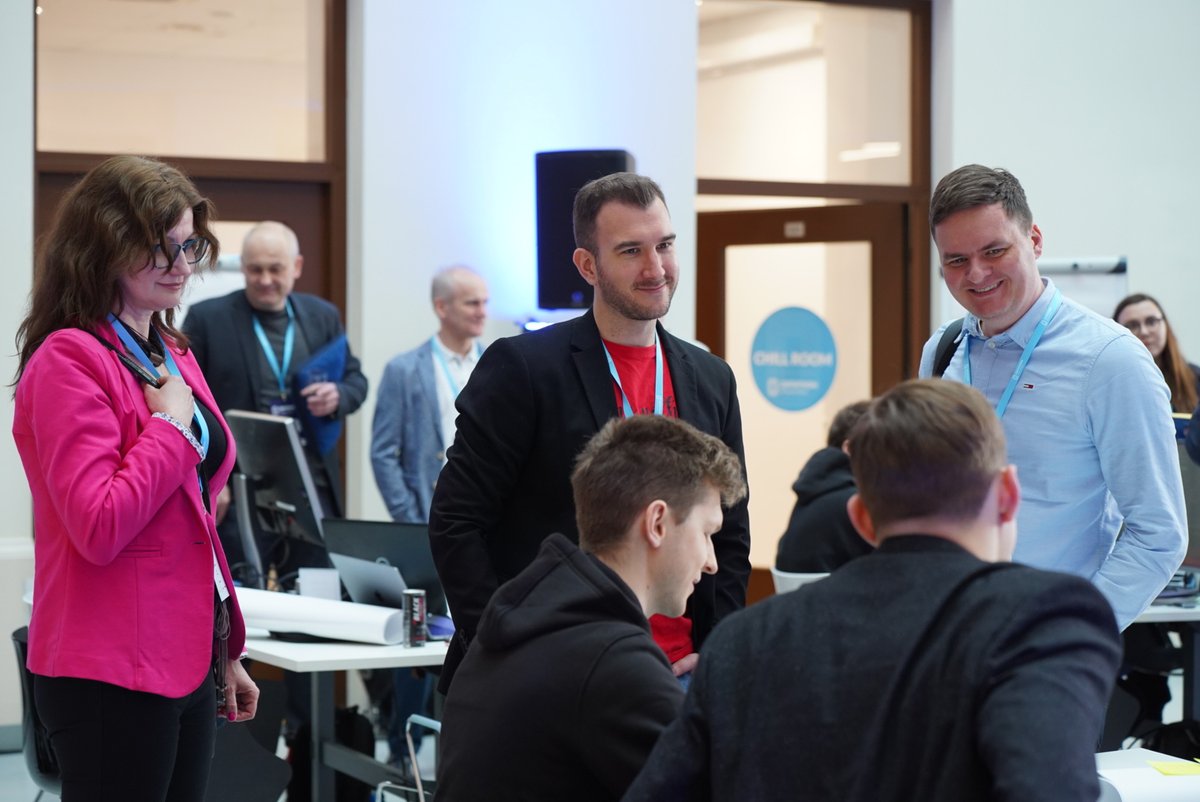 Nasi eksperci mają pełne ręce roboty. Po warsztacie prowadzą jeszcze konsultacje dotyczące działań zespołów i przygotowania do prezentacji.

#datathon #hackathon #OtwarteDane @MC_GOV_PL #hackathon