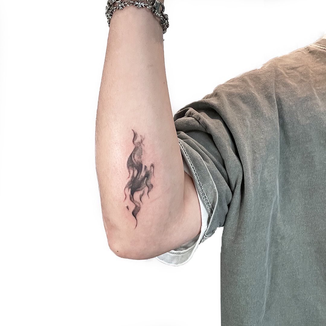 uzotattoo's tweet photo. 검은 불꽃🖤🔥 https://t.co/xB0bPArzUc
