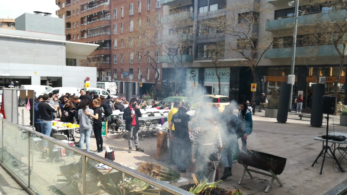 SHCassoles's tweet photo. 😍 Ambientillo a la Pl. Frederic Soler. S'estan acabant els tiquets per a la súper calçotada. 😱
No us quedeu sense el vostre! 

❤️‍🔥 Estarem a la plaça amb les companyes d'@ArranCassoles i @9deCassoles tot el dia fent barri.
Acosteu-vos-hi! https://t.co/4snlYWTxxo