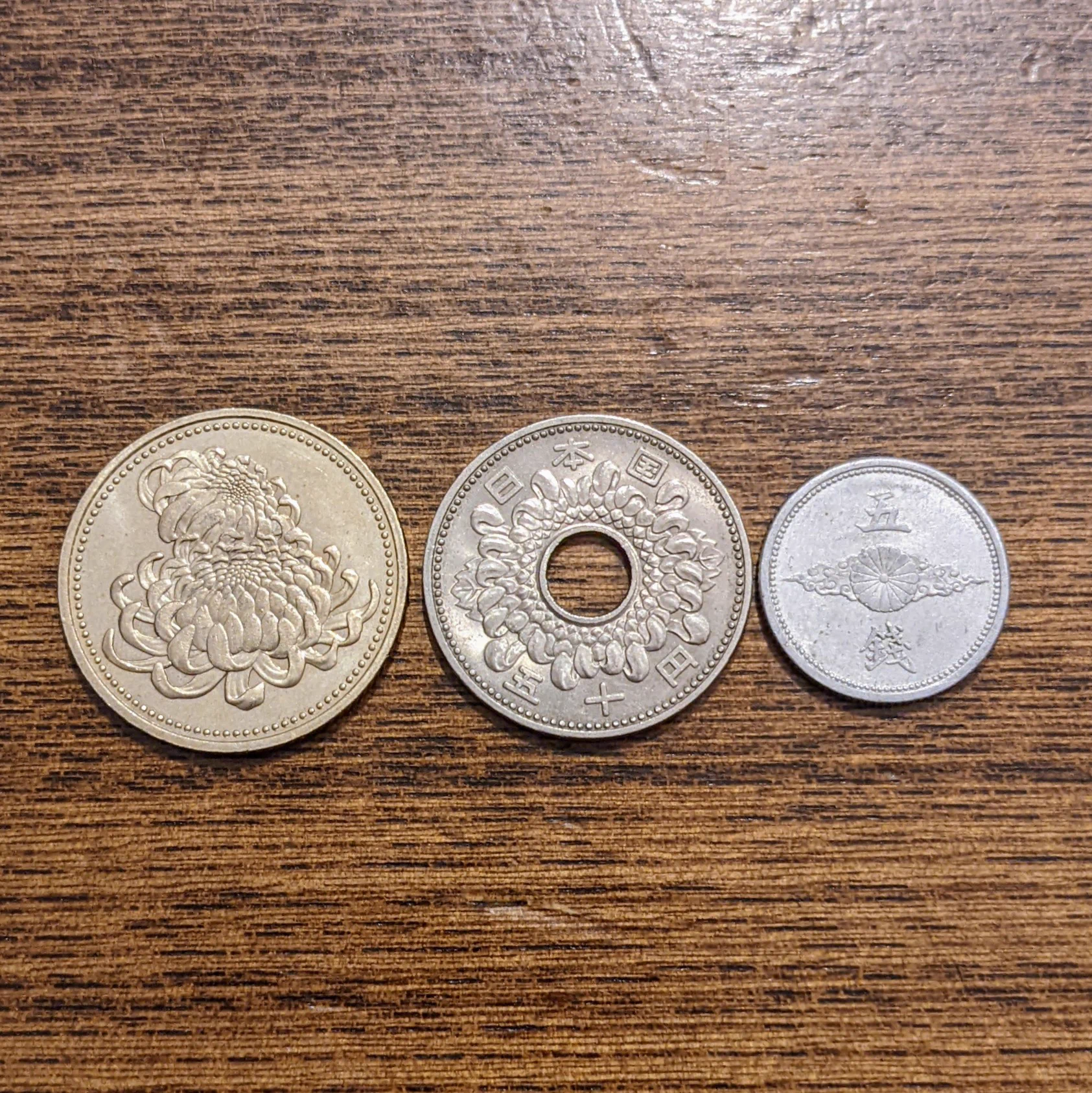 @kaitou_ryaku レジにて1円としてもらった5銭と50円玉と500円玉！
たまーにあると嬉しくてためてました(^O^) 