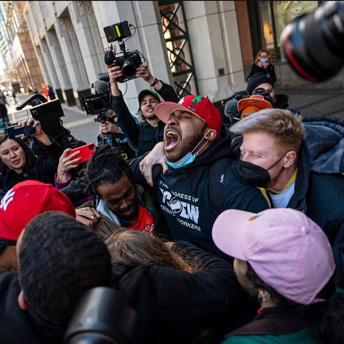 rpp_ec's tweet image. HISTÓRICO: TRABAJADORES DE #AMAZON FORMAN PRIMER SINDICATO DE LA EMPRESA EN EEUU
#AmazonUnion

Ayer, los trabajadores de Amazon pisaron fuerte. Por primera vez en Estados Unidos se logró conformar un sindicato en la empresa y ganaron una primera batalla contra la corporación.