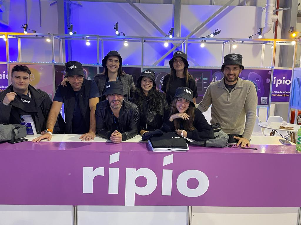 ValinAlexis's tweet photo. En @campuspartyuy se respira innovación, startups y lo último en tecnología. Tremenda oportunidad de conectarse con gente super talentosa para seguir construyendo nuestro futuro 🚀

 #startups #tech #blockchain #crypto #defi

@RipioApp @workifit https://t.co/tjeORJkr30