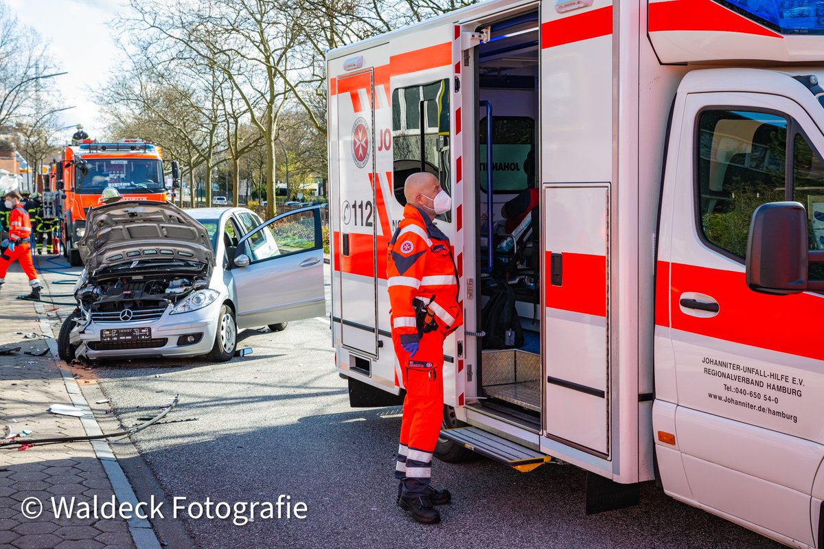WaldeckFoto's tweet photo. Schwerer Verkehrsunfall auf der Steilshooper Allee - Jeep überschlägt sich. Beide Fahrer kommen verletzt ins Krankenhaus - @FeuerwehrHH und @johanniter im #einsatzfuerhamburg - diese Story habe ich exklusiv gehabt. 😬 https://t.co/jhqpy06SF9