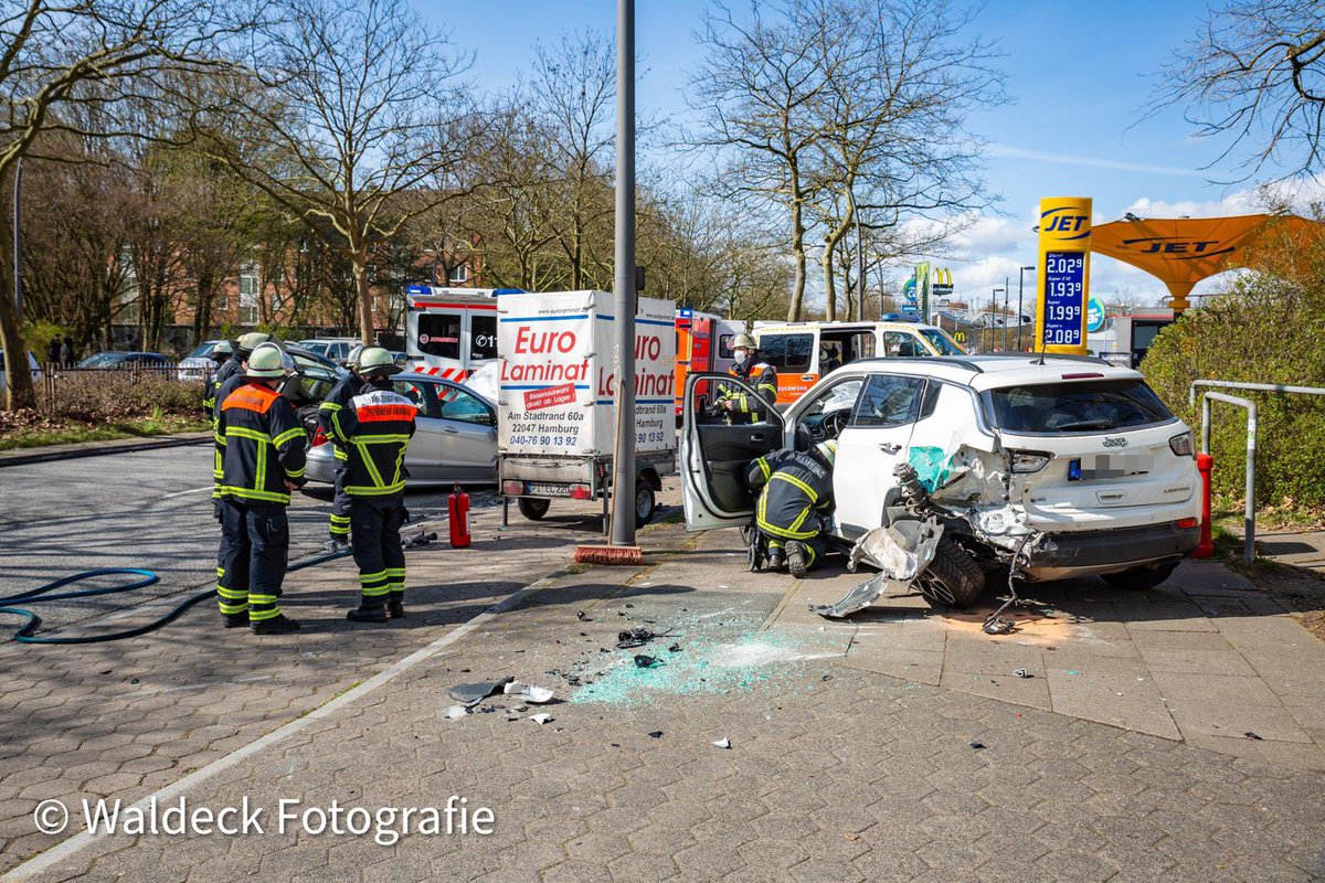 WaldeckFoto's tweet photo. Schwerer Verkehrsunfall auf der Steilshooper Allee - Jeep überschlägt sich. Beide Fahrer kommen verletzt ins Krankenhaus - @FeuerwehrHH und @johanniter im #einsatzfuerhamburg - diese Story habe ich exklusiv gehabt. 😬 https://t.co/jhqpy06SF9
