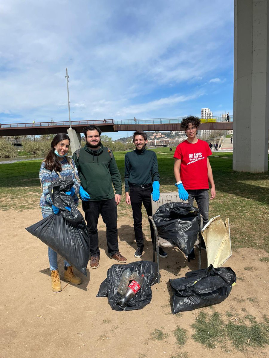 joventgramenet's tweet photo. Aquest matí hem anat a recollir brossa al Riu Besòs. En pocs metres hem omplert 4 bosses😅
Cuidar i respectar la natura i el nostre entorn és cosa de totes i tots! Som jovent transformador i som #joventecologista ✊🏼🍃
#ecologisme #cuidemelplaneta #climatechange #ciutathabitable https://t.co/ZUhuj0N9v5