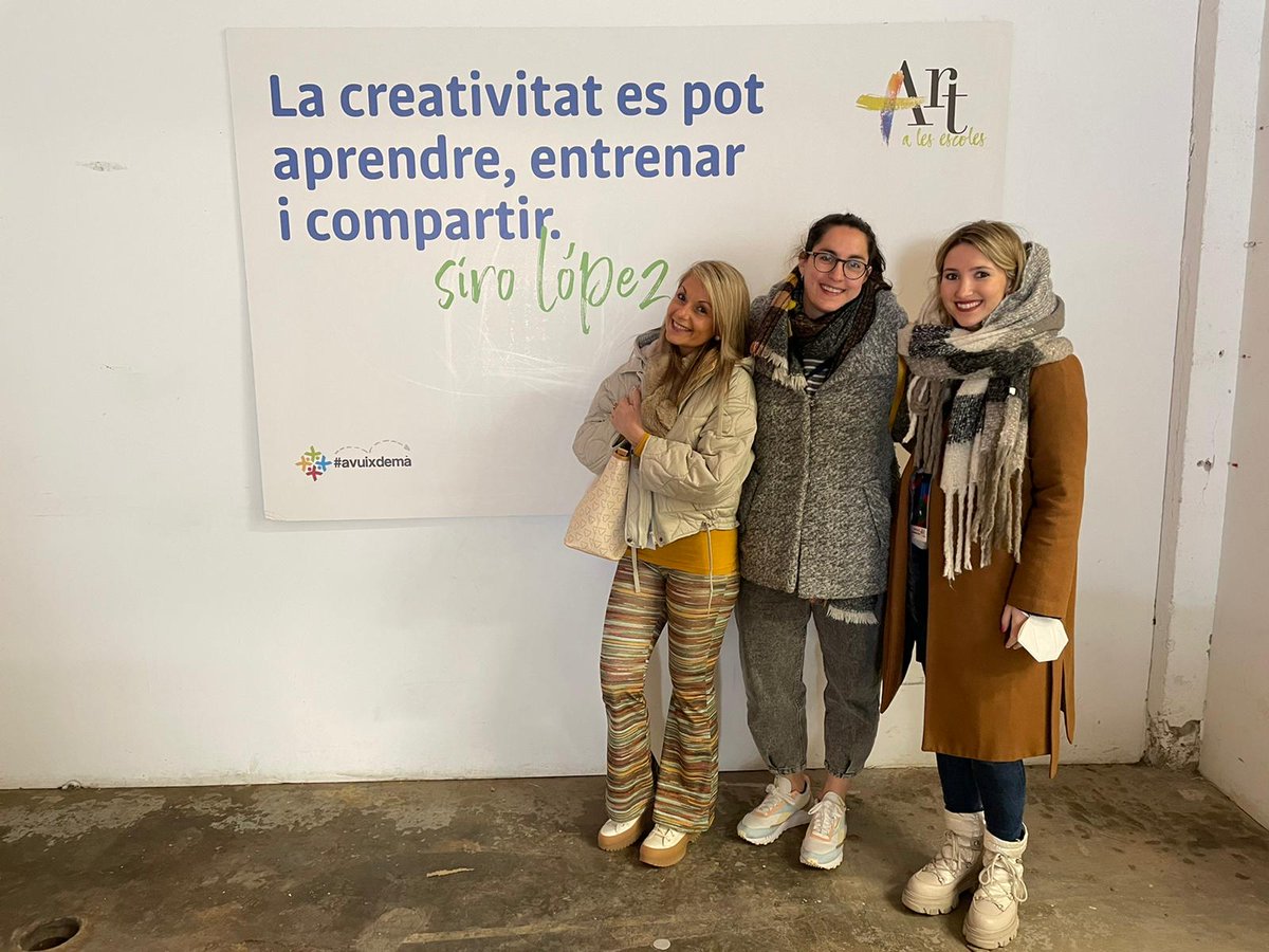 fcanetyglesias's tweet photo. Punt i final a les #JornadesMesART hem gaudit, ens hem inspirat i emocionat. Sortim amb moltes idees i ganes per implementar nous projectes a l'escola. Gràcies @EscolesFEDAC per apostar per l'#art a l'escola. @Selmins @AinaMasvidal M. Cruz #MésArtaLesEscoles https://t.co/ZA7r5pwxm1