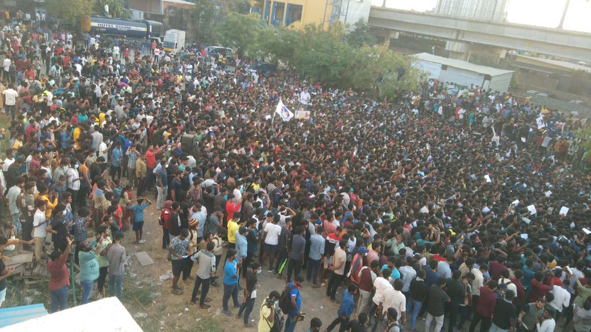 NikileshSurya's tweet photo. Thalapathy Entryy..சிதறு சிதறு💥💥💥 #Beast #BeastTrailer #BeastModeON #FansFortRohini @RohiniSilverScr https://t.co/f1HHYO8cEZ