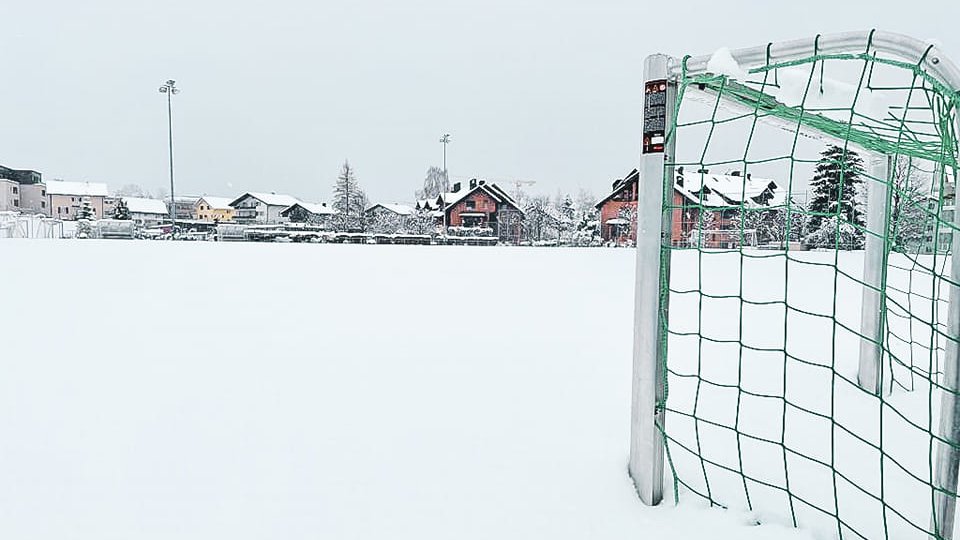 fcaegeri's tweet photo. ⚠️ Es kommt zu mehreren Absagen und Verschiebungen an diesem Wochenende. ❄️ Nachdem wir wochenlang mit perfektem Fussballwetter verwöhnt wurden, macht uns Frau Holle einen Strich durch die Rechnung.

▶️ Alle Infos zu den aktuellen Spielen: https://t.co/Cg4TMNCaGM

#HoppAegeri https://t.co/RbkcfAGMbh