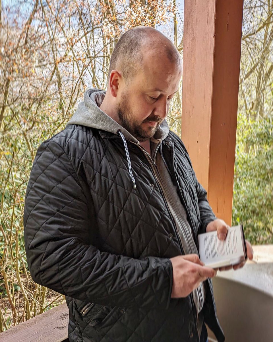 Bro Paul making the most of the queue at <a href="/LEGOLANDWindsor/">LEGOLAND Windsor</a> 😉📘 there’s always time for a bit of learning 😊
#freemasonry #learning #ugle @OxfordshirePGL #freemason