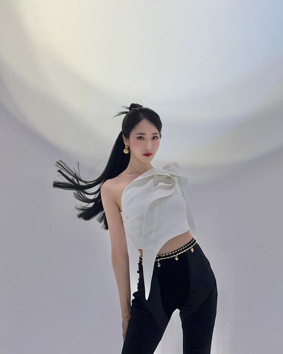 KSNHEB98's tweet photo. Wassup nrv neyshun. my name is alexandra sage pierce, naniniwala sa kasabihang life is short, buti naman. my pronouns are her/she chocolate. I'm interactive and mahilig mang away kaya tara na at mag bardagulan. yun lang lets be prends yeoreobeun~ https://t.co/oKH05LGLf2