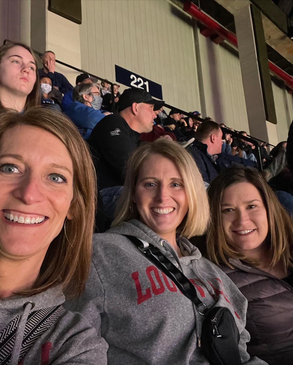 ShellySmithBerg's tweet photo. Final four for the girls NCAA! Mackenzie and Gabby got interviewed by Kare 11 and The Togethxr app! Also, she met the Bachelorette Michelle! She also saw lots of her fellow basketball friends! Let’s go UConn and Paige! https://t.co/S53swd5Og3