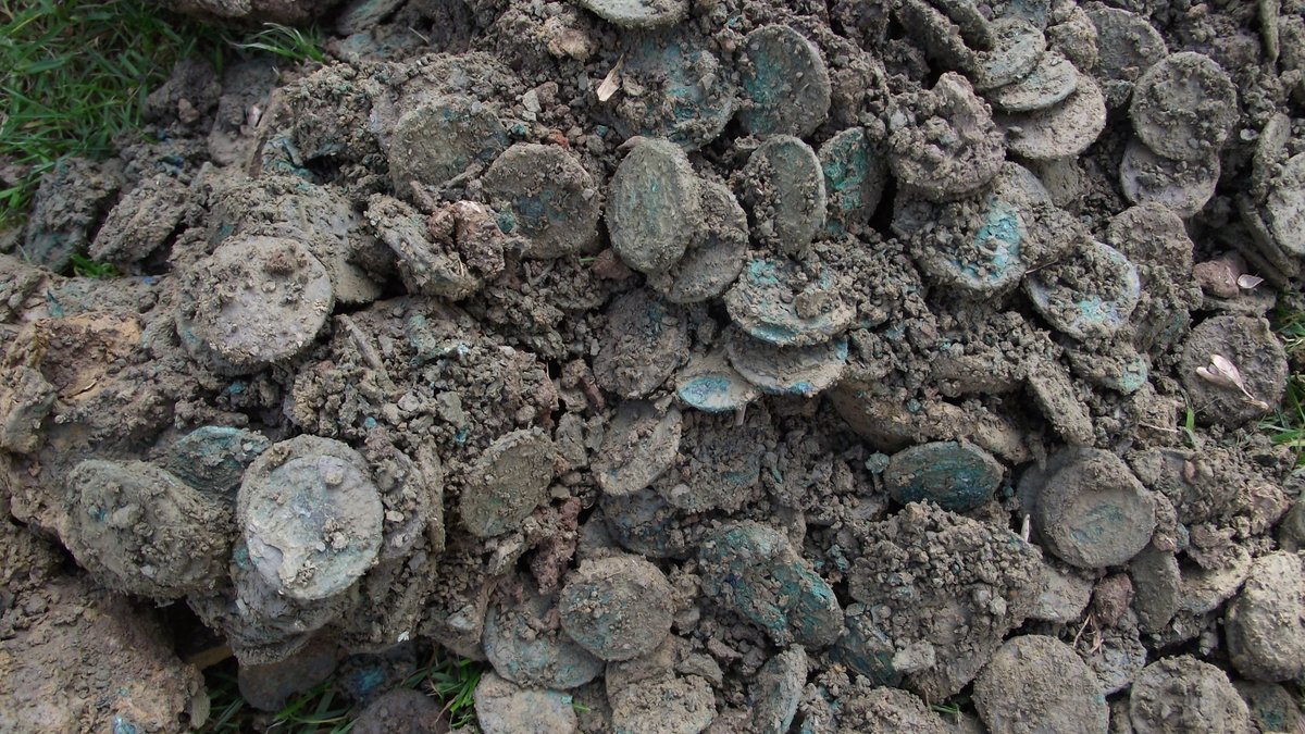 Here is how the coin hoard looked 10 years ago!!  #FindsFriday #Romans #wiltshiremsueums #romancoins #wiltshire @MuseumAthelstan