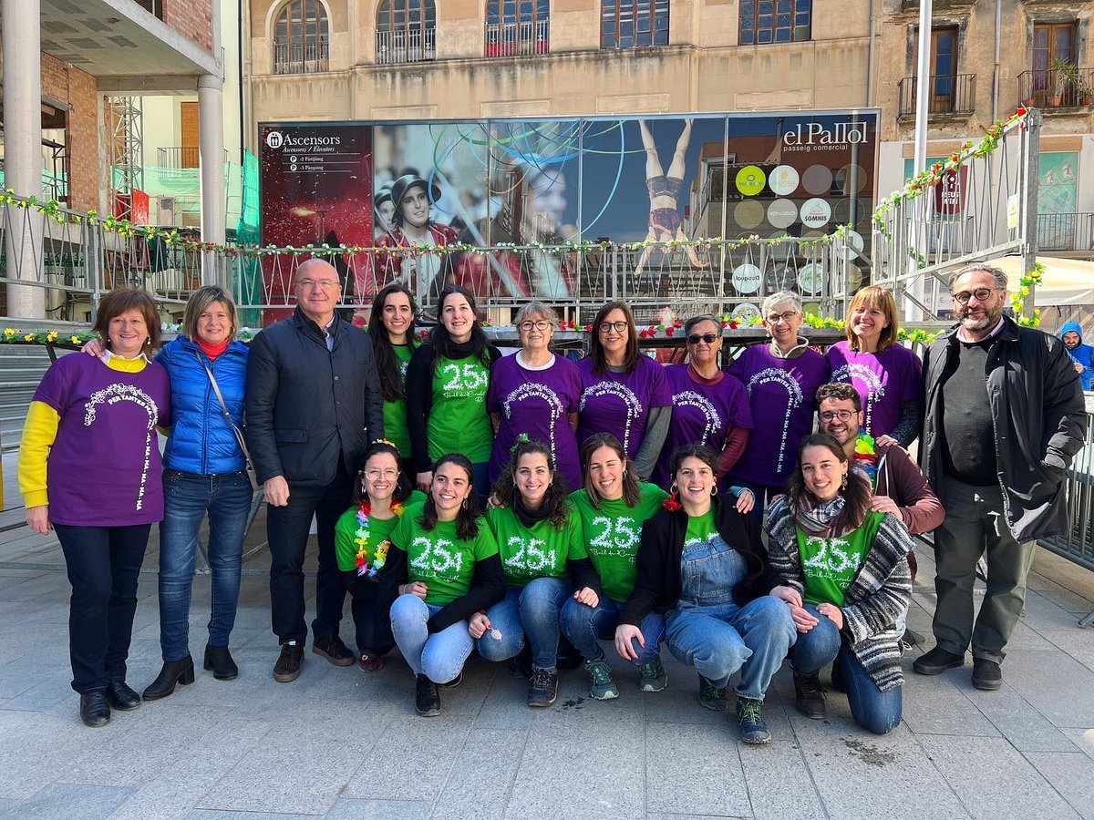 nllaurado's tweet photo. 🎼🥳 Per molts anys al @Balldecercolets! Avui, hem pogut celebrar el seu 25è+1 aniversari a la plaça Evarist Fàbregas de #Reus! https://t.co/cIH577cOre