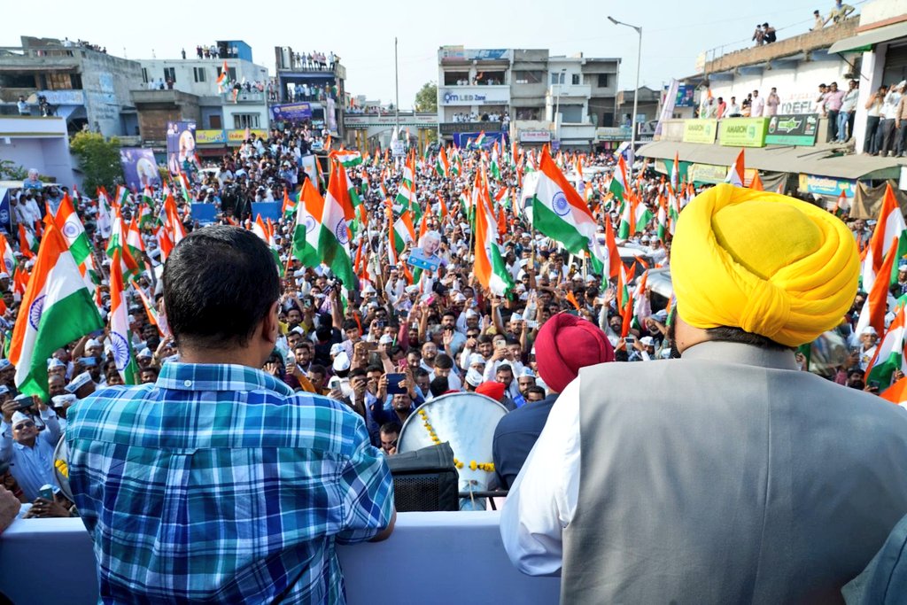 AamAadmiParty's tweet photo. Spotted in Gujarat: Muffler-man with Super-mann

#AAPGujaratTirangaYatra 🇮🇳 https://t.co/DT59Zb7egA