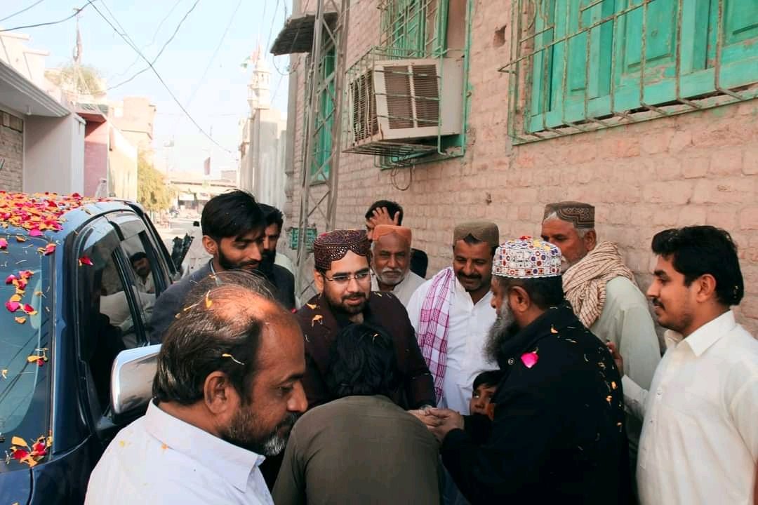 TeamSyedHussain's tweet photo. پاکستان پیپلز پارٹی کے صوبائی رہنما اور تحصیل کنگری کے صدر شھزادہ پیر سید حسین شاہ جیلانی صاحب کا بچوں اور اپنے چاہنے والوں سے پیار کرنے کا خوبصورت منظر ✌️🇱🇾✌️❤️🙏
@BBhuttoZardari @BakhtawarBZ @NEWS_BILAWAL @SHussainJillani @ZobiakhurshidZK @ZobiaKhurshid https://t.co/Q7lBDMDTRJ