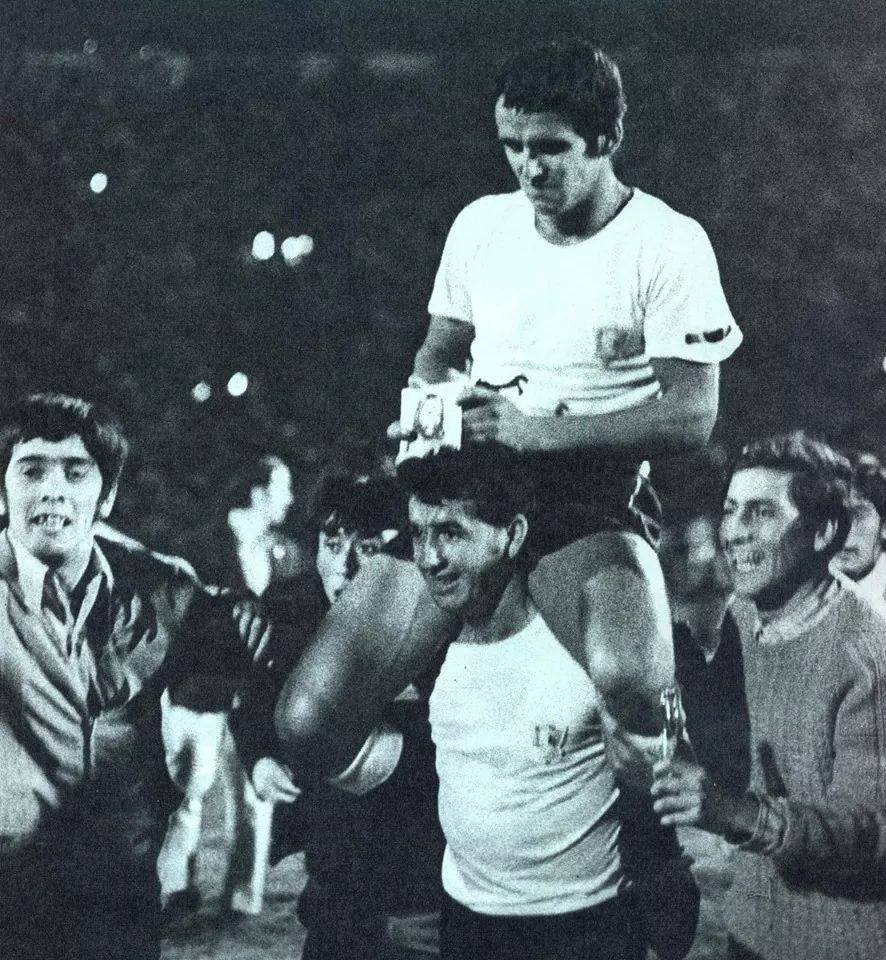 ColoColo's tweet photo. Lamentamos el fallecimiento de Don Leonel Sánchez Lineros. Leyenda de la Selección Chilena y campeón con el Cacique en 1970. 

Enviamos nuestras condolencias y afecto a su familia y cercanos en este doloroso momento. 

Un abrazo al cielo, Don Leonel 🥀 https://t.co/dYxhQffvyS