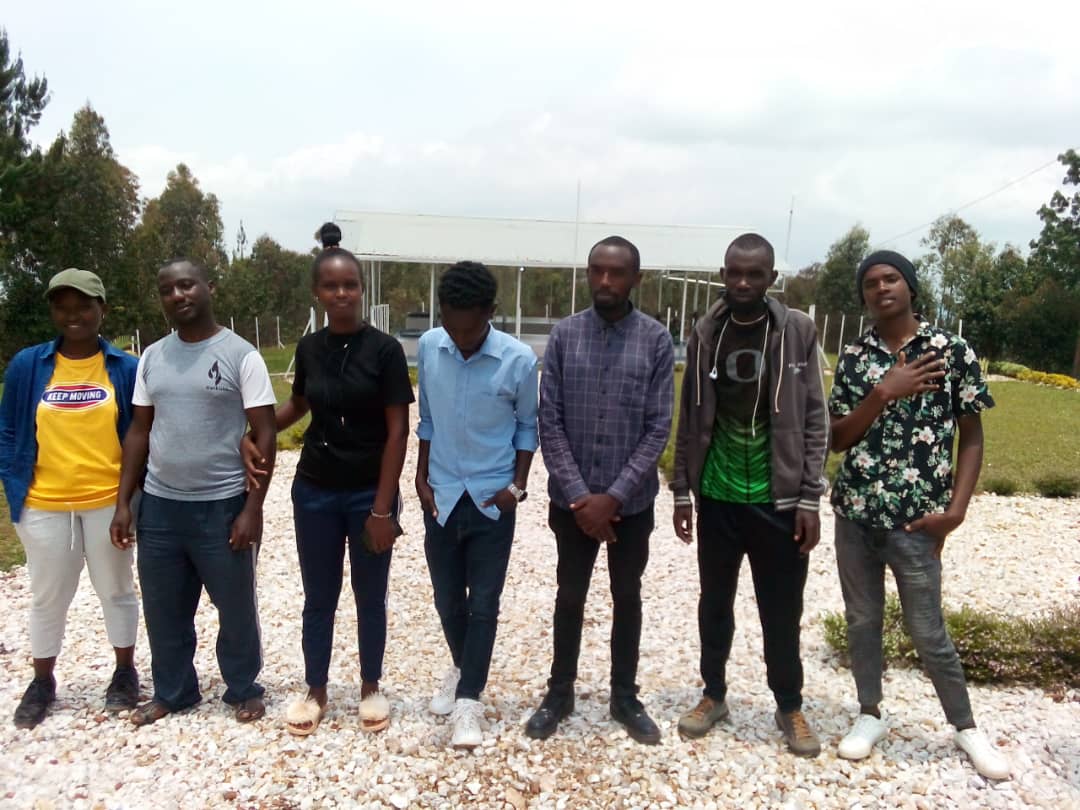 BahoNtaganira's tweet photo. #AERGGAERGWeek muri @rulindodistrict abanyamuryango ba @AERGFAMILY (IHUMURE) bakomeje ibikorwa by'isuku ku rwibutso rwa Mvuzo. Abitabiriye bahawe amahugurwa yo kwita ku wahuye n'ihungabana no kunganira abafite intege nke mu gukomeza kubarinda guheranwa n'ibikomere by'amateka. https://t.co/mY4n4AxWvs