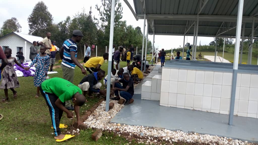 BahoNtaganira's tweet photo. #AERGGAERGWeek muri @rulindodistrict abanyamuryango ba @AERGFAMILY (IHUMURE) bakomeje ibikorwa by'isuku ku rwibutso rwa Mvuzo. Abitabiriye bahawe amahugurwa yo kwita ku wahuye n'ihungabana no kunganira abafite intege nke mu gukomeza kubarinda guheranwa n'ibikomere by'amateka. https://t.co/mY4n4AxWvs
