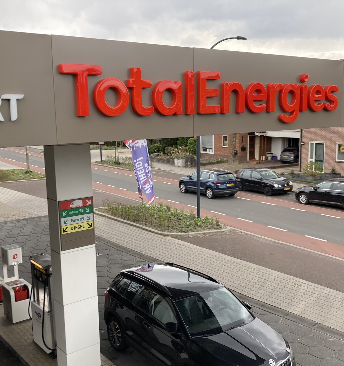 De nieuwe huisstijl van <a href="/TotalEnergies/">TotalEnergies</a> zit erop, blij mee!
