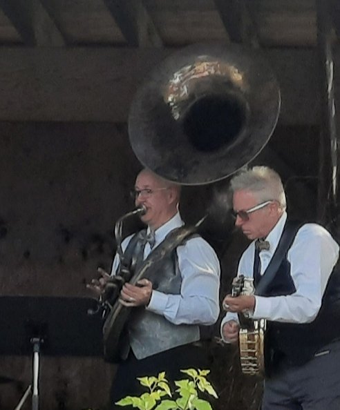 ACDixieYEG's tweet photo. Caption this photo...
#jazz #yegjazz #music #yegmusic #sousaphone #banjo https://t.co/nQm0uqqxgJ