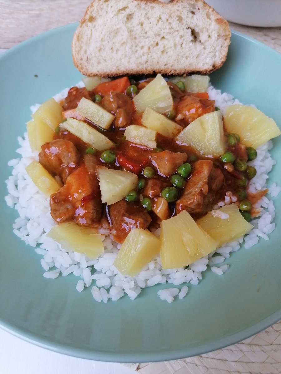 mauriimonte's tweet photo. Hoy una receta no tradicional, cerdo agridulce con salsa de soja, anana y arroz, una delicia la chef @Kmontte ah y pan casero que lo cocine yo. https://t.co/0yPIcUbKf0