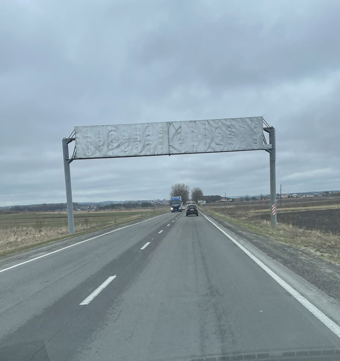 georgrestle's tweet image. Zurück in der #Ukraine, wo die Straßenschilder verhangen sind und ein Krieg weiter tobt, dessen Horror in Deutschland peu à peu von anderen Themen verdrängt wird.