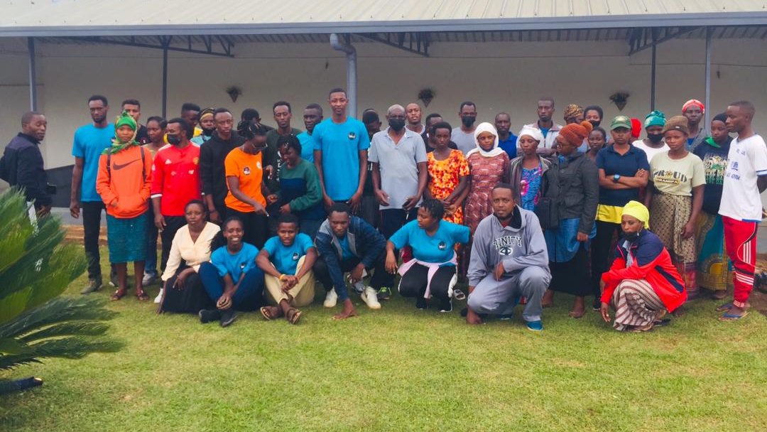 mariam_rwanda's tweet photo. Mugitondo cyo kuri uyu wagatandatu abanyamuryango ba @AERG #ICYIZERE ikorera muri #IPRC Huye twifatanyije nabaturage twasukuye Urwibutso rwabazize jenoside yakorewe abatutsi muri Mata 1994 ruherereye mumurenge wa #tumba! Akagali ka Cyarwa! https://t.co/PTAIekHc3v