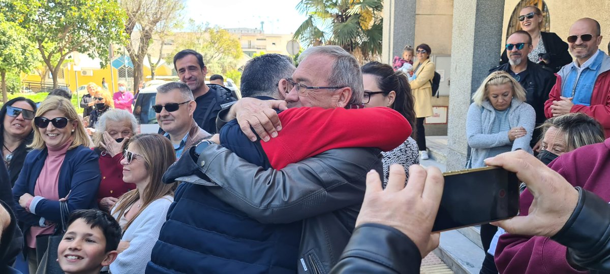 sjaznalfarache's tweet photo. El alcalde @sjaznalfarache @FdoZamoraR
 les ha recibido junto a miembros de la corporación

Todas las familias de refugiados serán reubicadas en hogares de acogida https://t.co/1aKx28oCcN