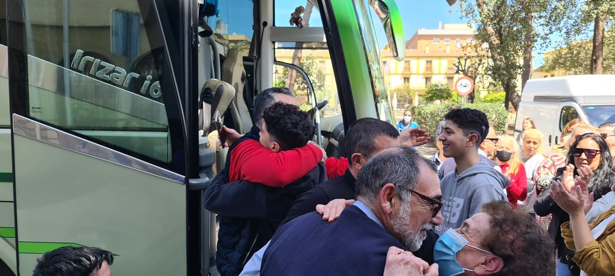sjaznalfarache's tweet photo. El alcalde @sjaznalfarache @FdoZamoraR
 les ha recibido junto a miembros de la corporación

Todas las familias de refugiados serán reubicadas en hogares de acogida https://t.co/1aKx28oCcN