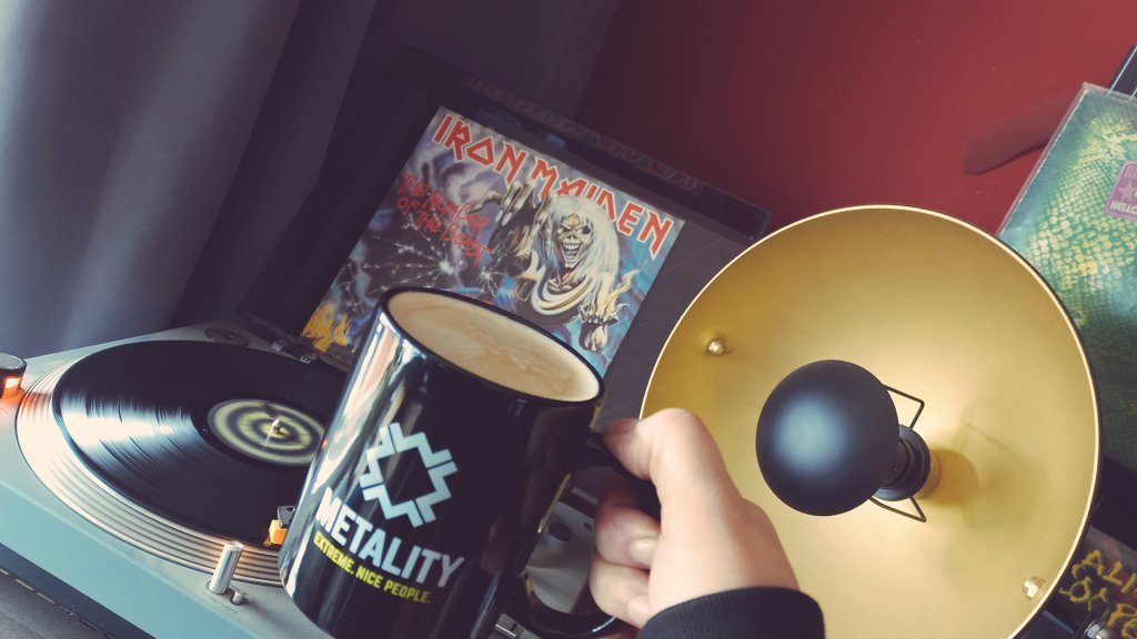 Scribophil's tweet photo. Mit dem Buch fertig. Mit den Nerven auch. Also Kaffee und Musik. Jetzt auch mit @Metality_eV Tasse 😊
#NowPlaying #IronMaiden #uptheirons #metality #metalheads https://t.co/p2bAFemRMt