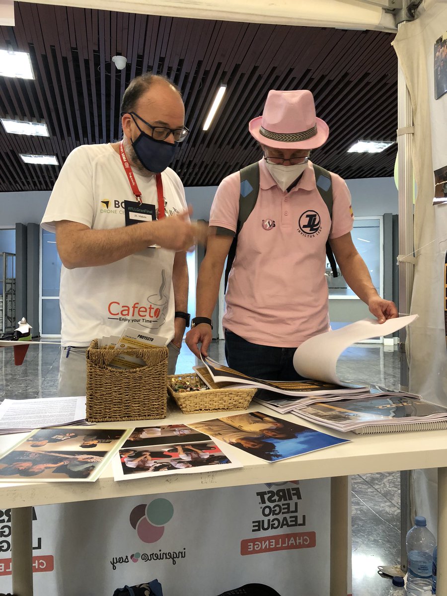 Intercambiando impresiones entre entrenadores #fllgranfinal  @invictuslegofll @bcndrone @fll_spain