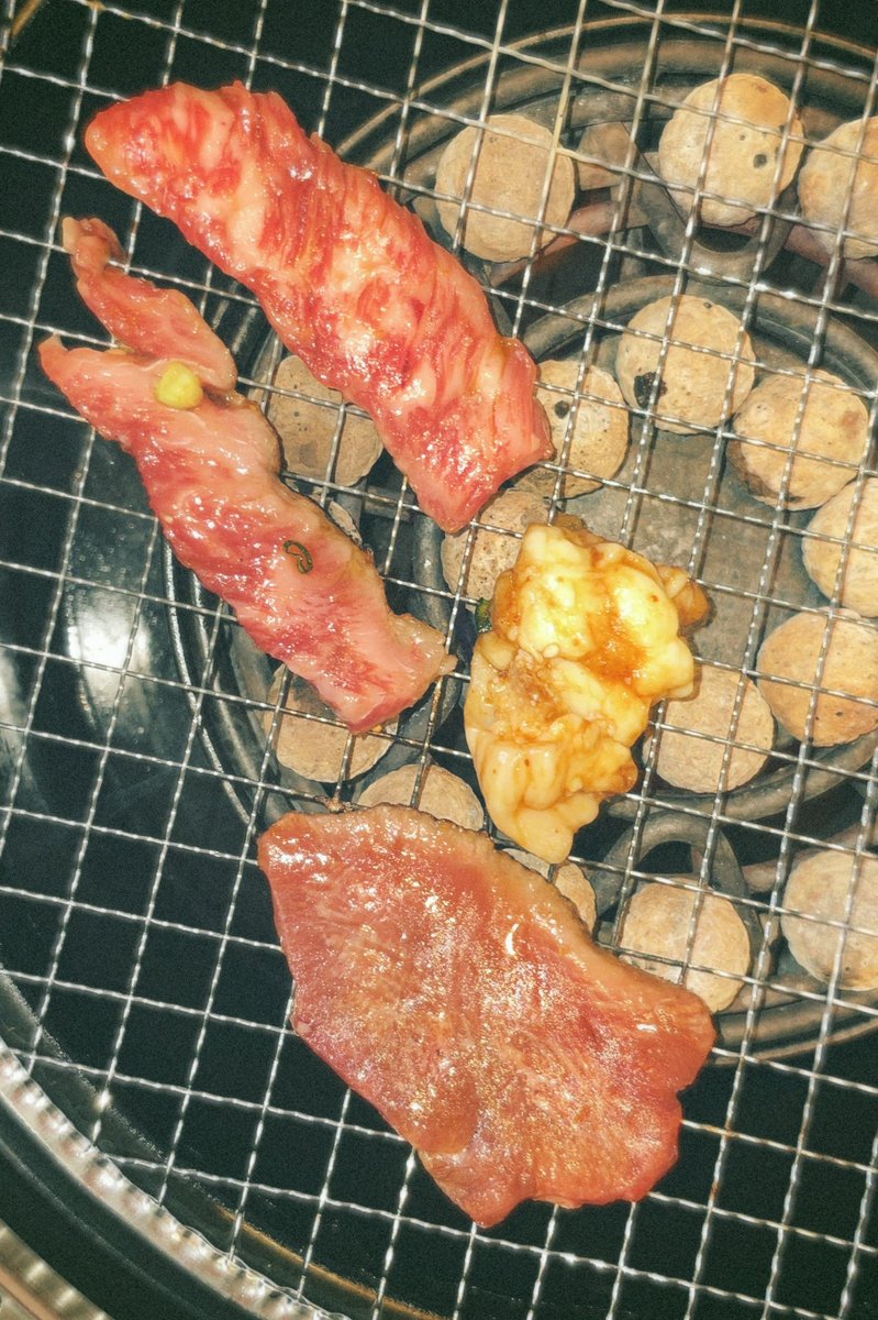 suke_nap's tweet photo. 2022.4.2（48日目）
昼焼肉。いい響きだ。余裕の表れである。10年来の友人との落ち着いたよい時間。夕方には『グリーンブック』を観た。黒人差別��まだ残るアメリカが舞台で、終始痒いところに手が届くような、元気が出るような、朗らかに生きたくなるような映画だった。

#日記 #グリーンブック #焼肉 https://t.co/shDEegxyL3
