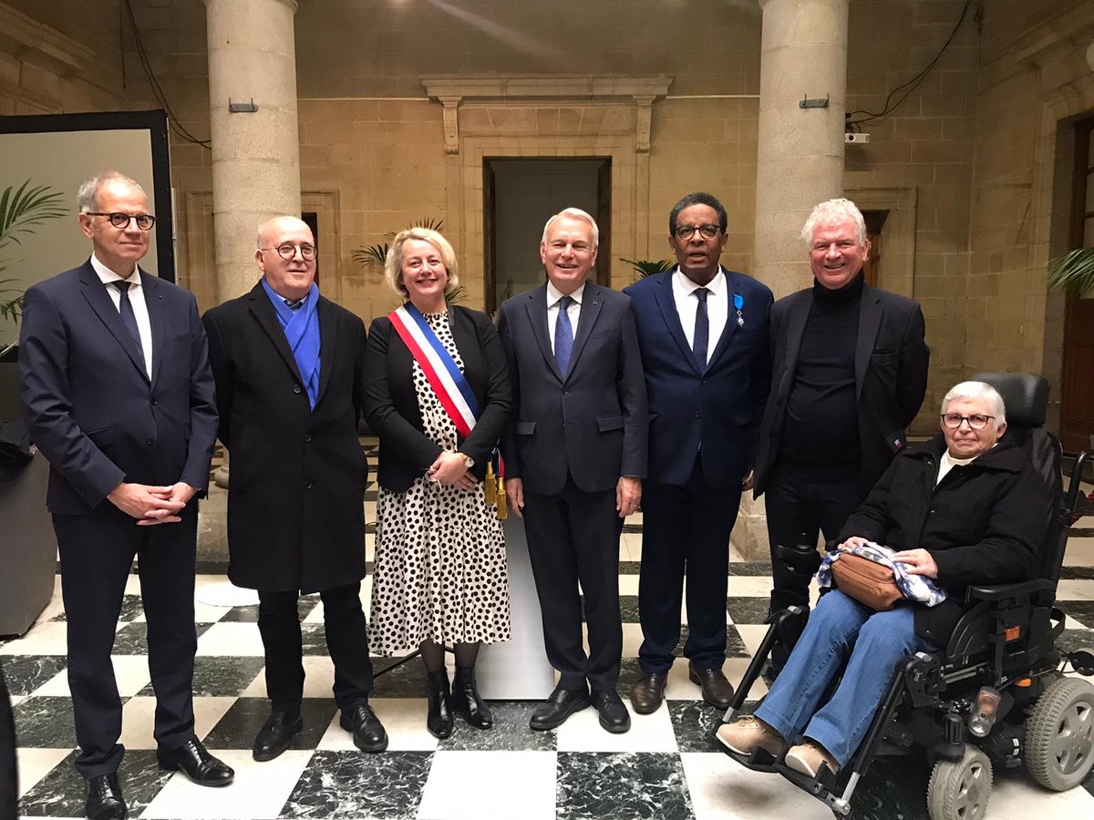 fondation_me's tweet photo. Aujourd'hui à l'Hôtel de Ville de @VilledeQuimper, en présence de @AssihIsabelle, @jeanmarcayrault a remis les insignes de chevalier de l'Ordre National du Mérite à Max Relouzat, militant de la mémoire de l'esclavage et des outre-mer en Bretagne 1/8 https://t.co/d6Rc71ebv8