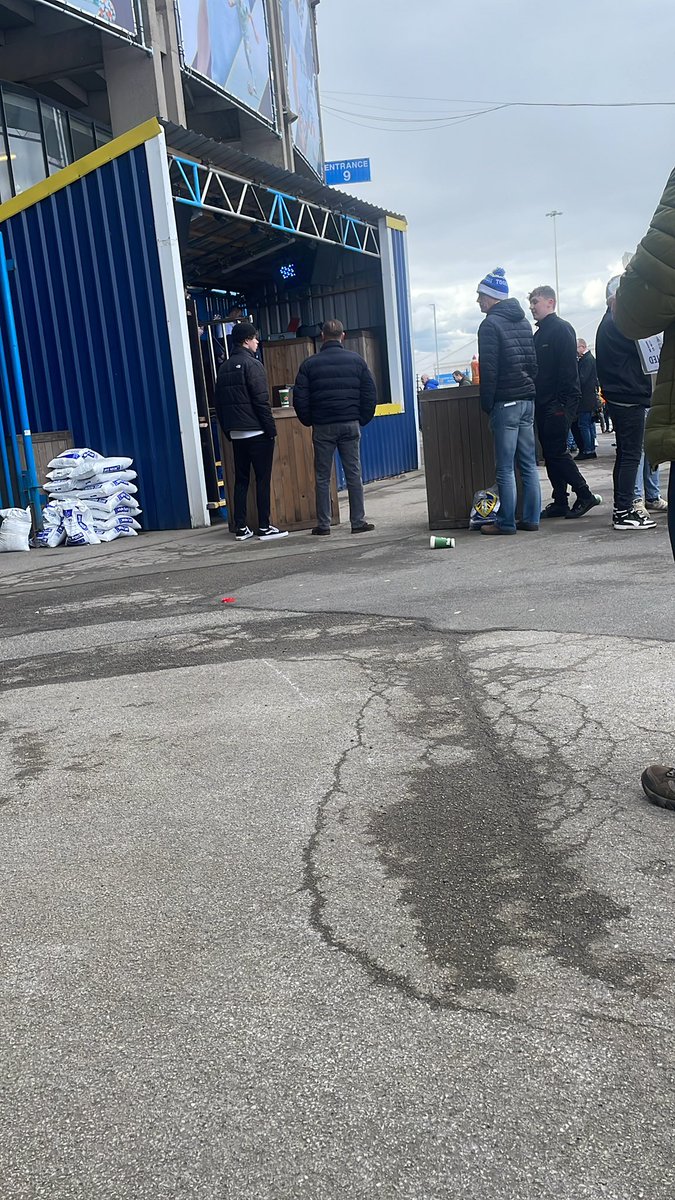 EmmaTempest10's tweet photo. Drink and music in the rain before the game #CheeseWedge #ALAW https://t.co/SBPygXNCxB