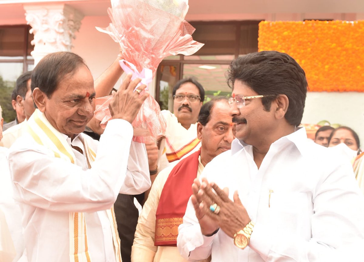mnsrinivasrao7's tweet photo. గౌరవ ముఖ్యమంత్రి శ్రీ @TelanganaCMO గారి ఆధ్వర్యంలో ప్రగతి భవన్ లో నిర్వహించిన #ఉగాది వేడుకల లో పాల్గొని గౌరవ ముఖ్యమంత్రి గారిని మర్యాదపూర్వకంగా కలిసి ఉగాది పండుగ శుభాకాంక్షలు 
తెలపడం జరిగింది.
@KTRTRS @trspartyonline https://t.co/vCeyvHk2Jy