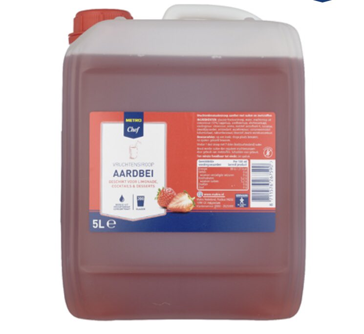nienkevankeulen's tweet photo. Ik heb dus net bijna mijn ruitenwisservloeistof reservoir vd auto gevuld met siroop ipv van ruiterwisservloeistof. Opeens dacht ik: wacht even, deze ziet wel erg roze en ruikt wel erg zoet 😱😅 #almostadisaster https://t.co/HYnjjVGZ43