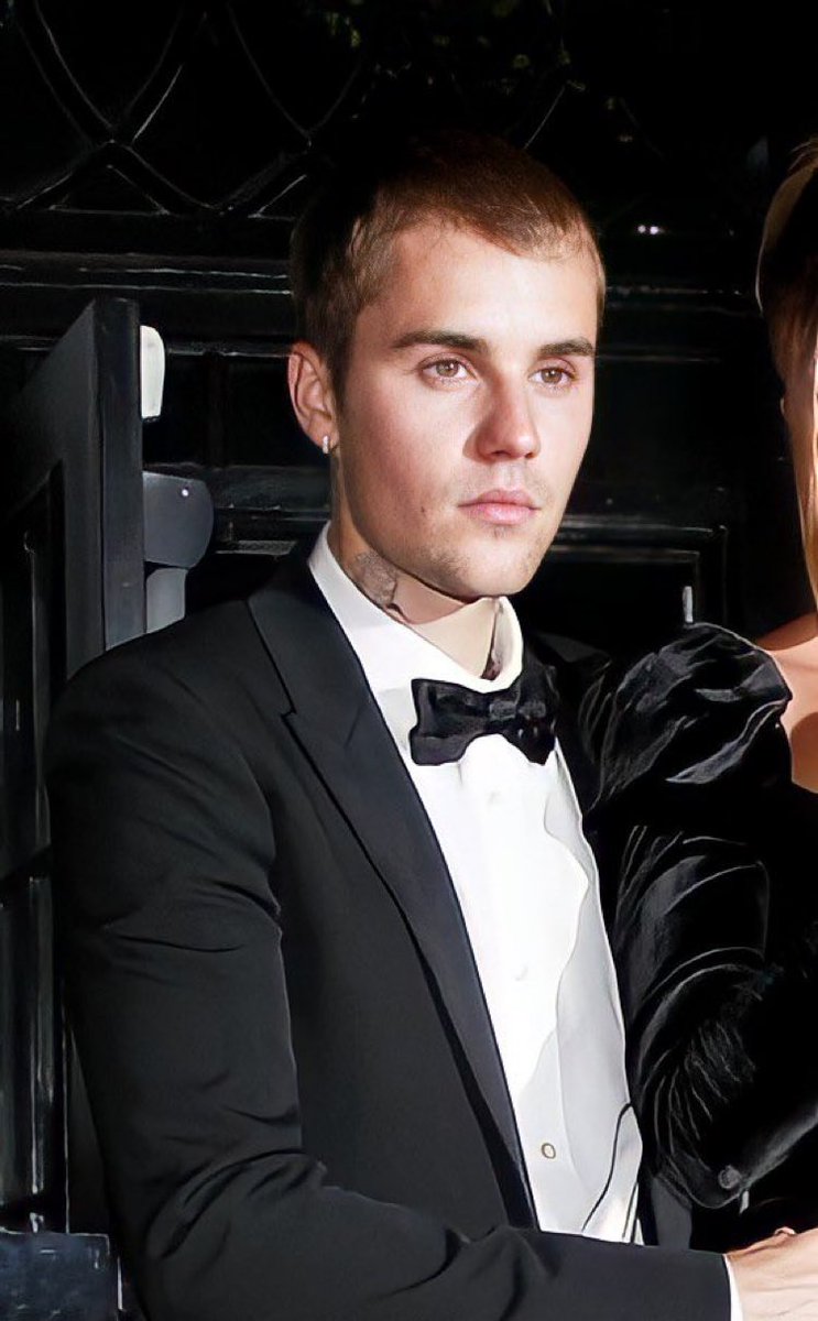ferarribieber's tweet photo. justin bieber dressed up in a nice suit with short hair is the sexiest thing ever https://t.co/SoHHMFMc6n