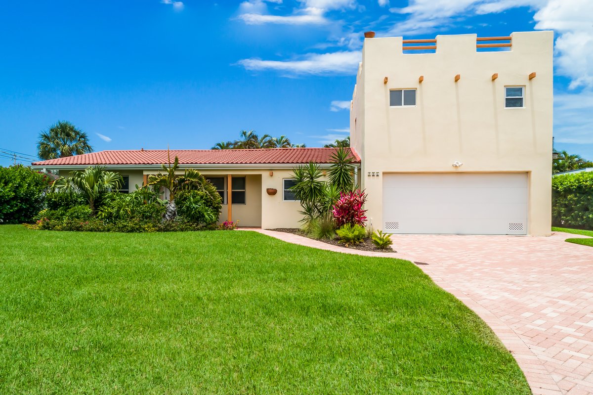 AnnaMariaLifeVR's tweet photo. Getaway in May at Glory Days, our hottest new rental! 3 Bedroom | 2 Bath | 1.25 Blocks to the Beach! Book now @ https://t.co/yBeois34K5
#AnnaMariaIsland #AMI #RentAMI #VacationRentals #MayGetaway #Beachlife #AnnaMariaLife #AnnaMaria #FloridaVacation #BeachVacation https://t.co/D6UJLMl250