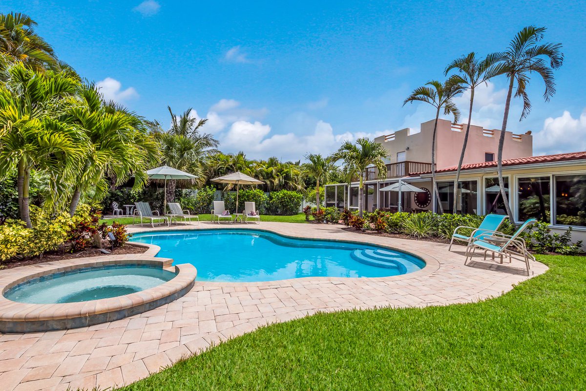 AnnaMariaLifeVR's tweet photo. Getaway in May at Glory Days, our hottest new rental! 3 Bedroom | 2 Bath | 1.25 Blocks to the Beach! Book now @ https://t.co/yBeois34K5
#AnnaMariaIsland #AMI #RentAMI #VacationRentals #MayGetaway #Beachlife #AnnaMariaLife #AnnaMaria #FloridaVacation #BeachVacation https://t.co/D6UJLMl250