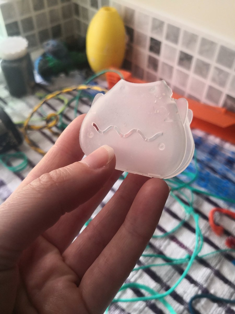 BareFoot_IOS's tweet photo. Finding a few of these jobbies in #Scilly at the moment.  Look like cases/protectors for brushes or blades of some description, but not quite right.
🤔
Anyone know what they are or where they might have come from..?

#BeachWombles #BareFootBeachFind2022 #BeachFind #BeachClean https://t.co/qxogojLHCV