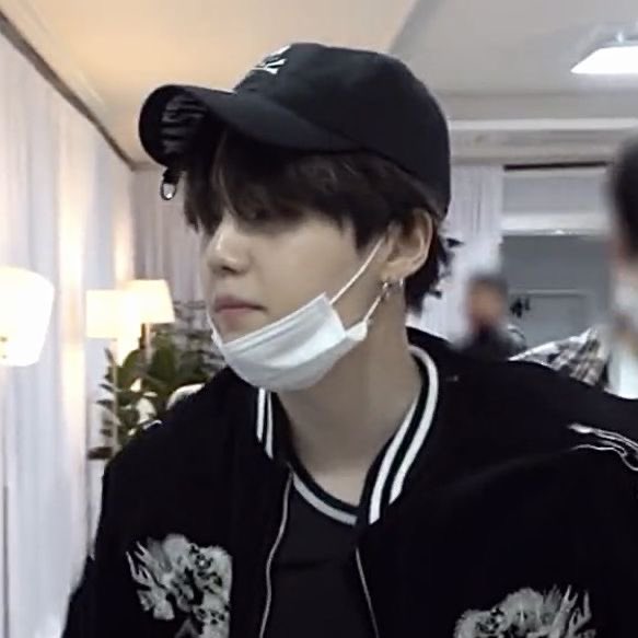 g_ssr5's tweet photo. i feel like this yoongi could solve all of my problems https://t.co/s4aBNC41cS