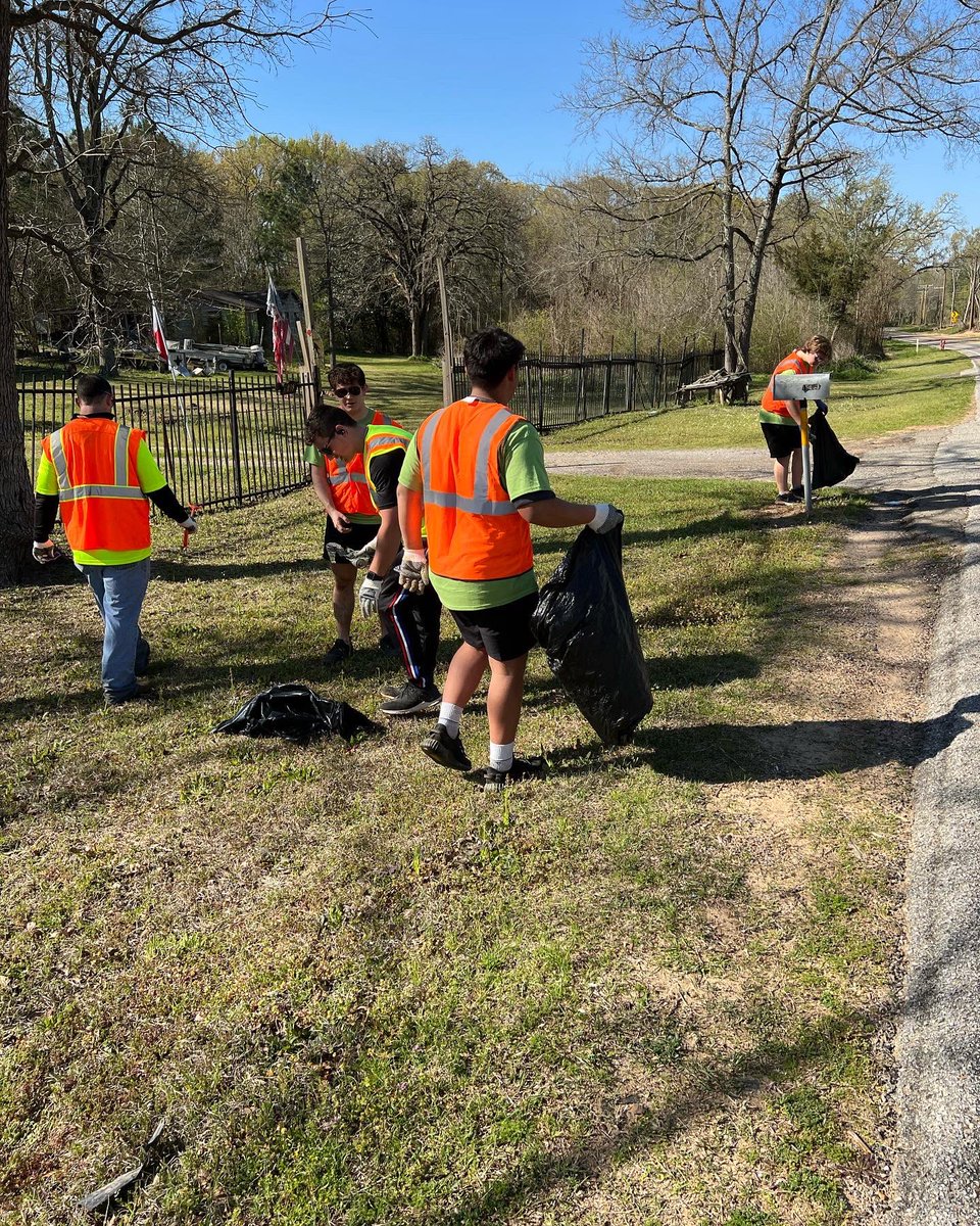 WHSPOWER's tweet photo. Keep Whitehouse Beautiful!!

Our Powerlifting team took advantage of the beautiful weather this morning to pick up 17 bags of trash!! Proud of our athletes! https://t.co/ZNhSvBqL4J