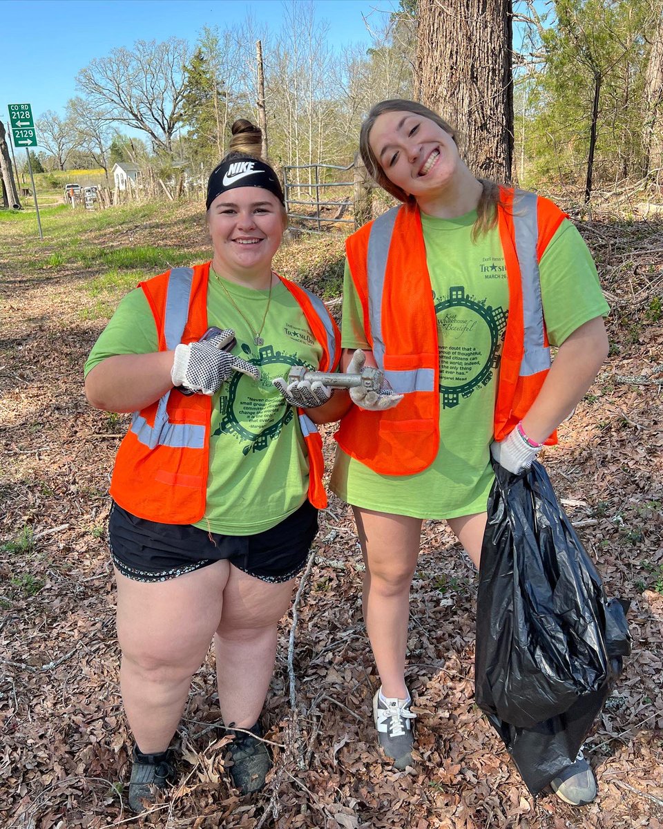 WHSPOWER's tweet photo. Keep Whitehouse Beautiful!!

Our Powerlifting team took advantage of the beautiful weather this morning to pick up 17 bags of trash!! Proud of our athletes! https://t.co/ZNhSvBqL4J