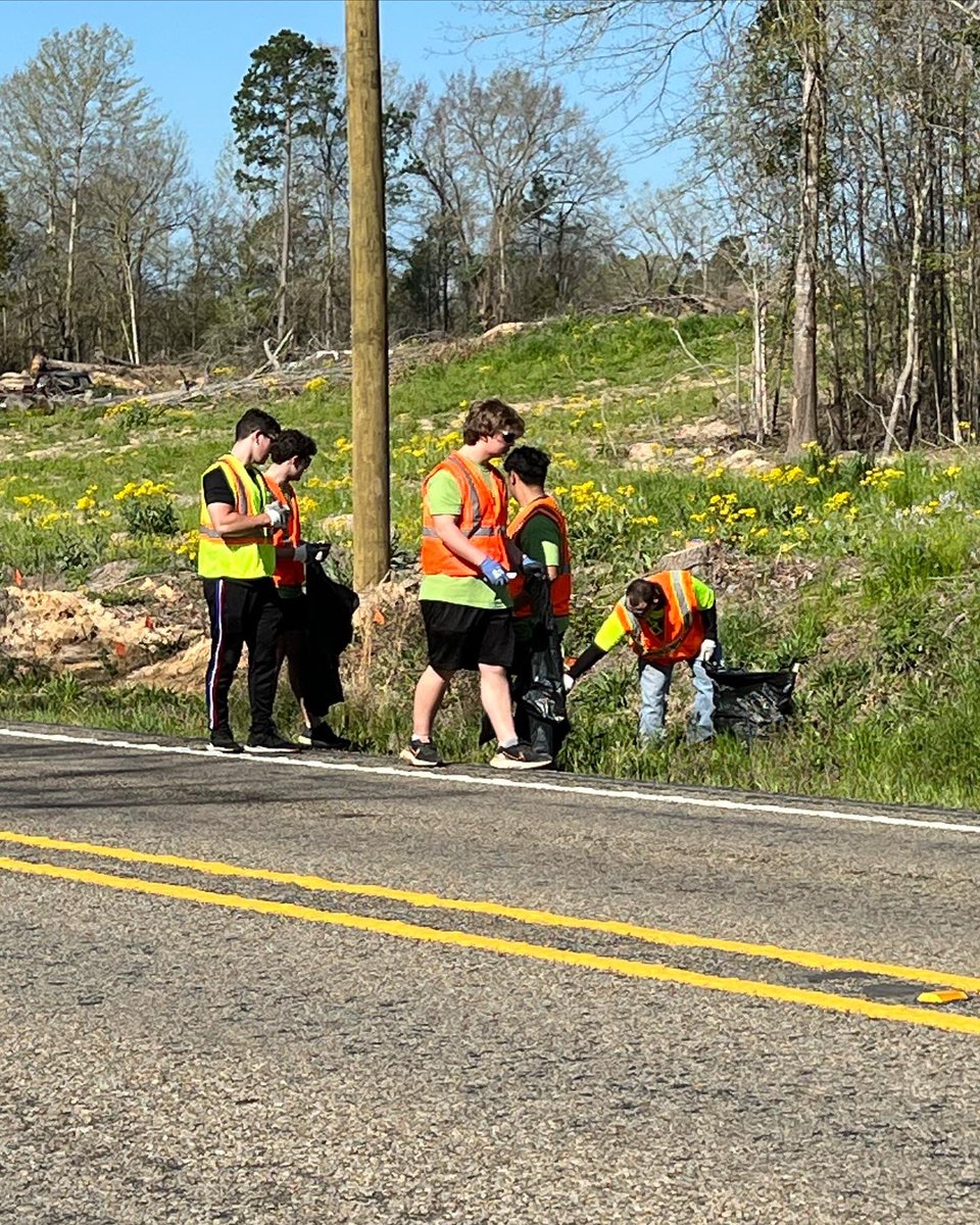 WHSPOWER's tweet photo. Keep Whitehouse Beautiful!!

Our Powerlifting team took advantage of the beautiful weather this morning to pick up 17 bags of trash!! Proud of our athletes! https://t.co/ZNhSvBqL4J